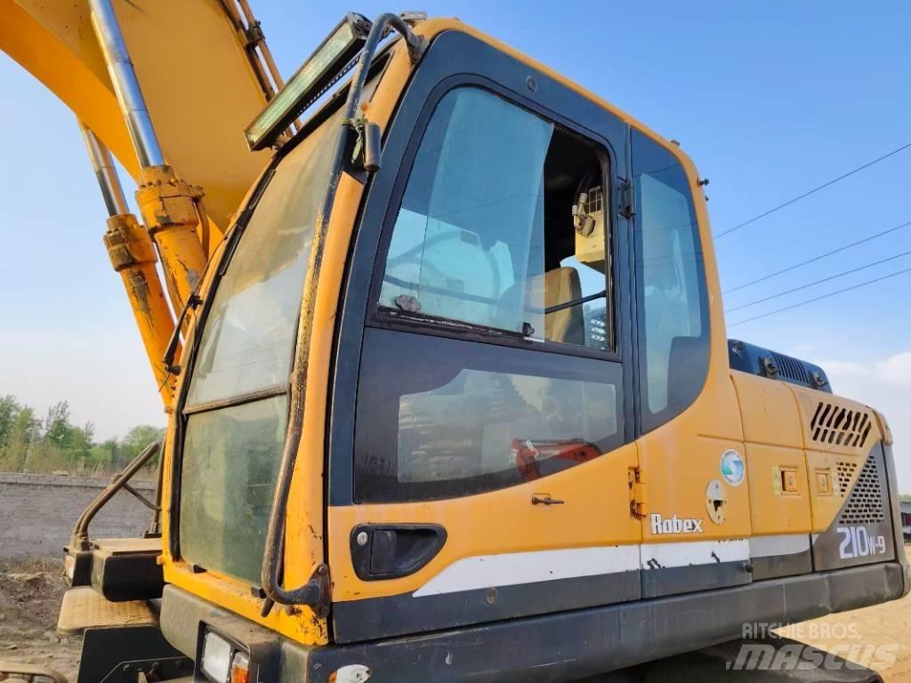 Hyundai R210W-9 Колесни екскаватори
