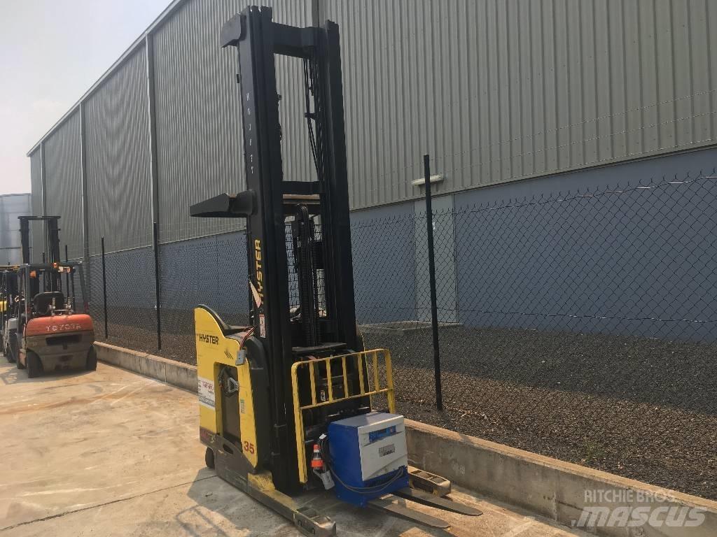 Hyster N35ZDR Ретрак/ Високоповдигач с изместване на вилката напред