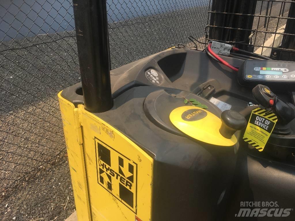 Hyster N35ZDR Ретрак/ Високоповдигач с изместване на вилката напред