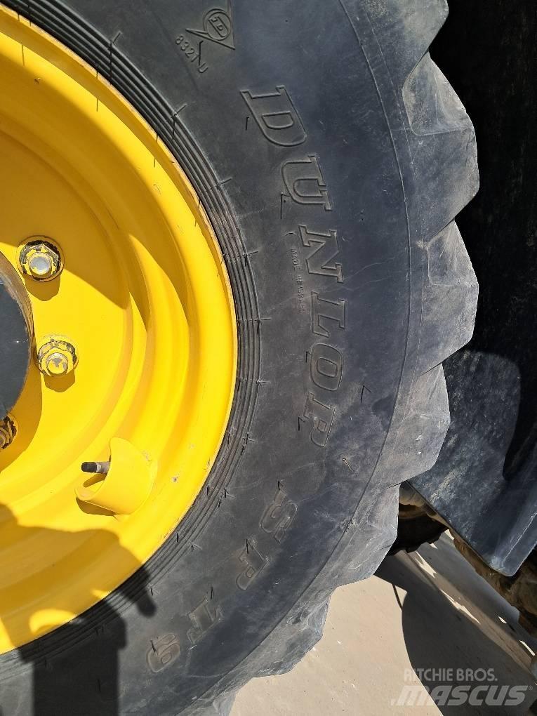 Komatsu WA100M-8 Колесни товарачи