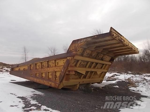 CAT 777B Твърди самосвали
