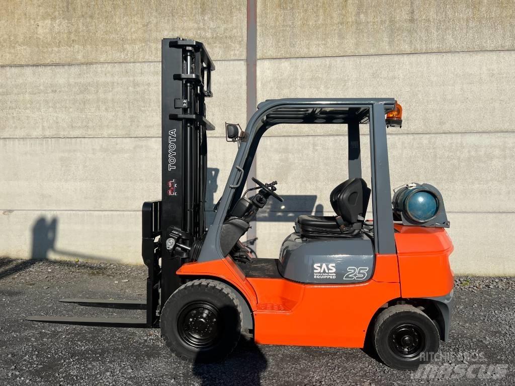 Toyota 42-7FGF25 Камиони с АГУ