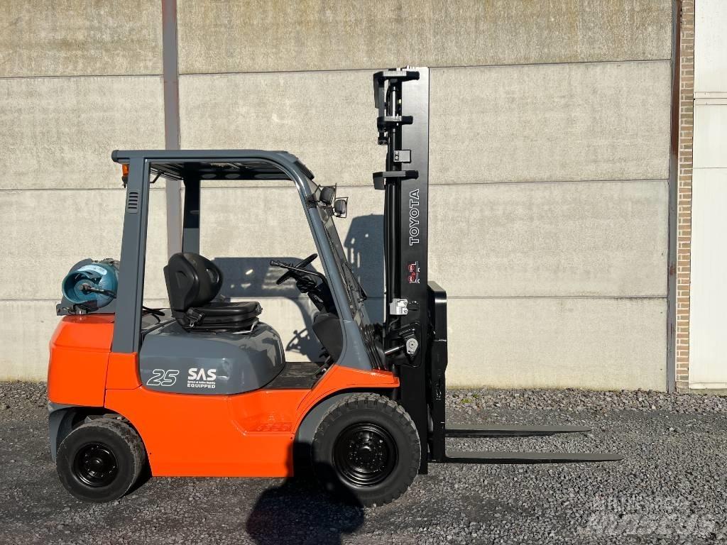 Toyota 42-7FGF25 Камиони с АГУ
