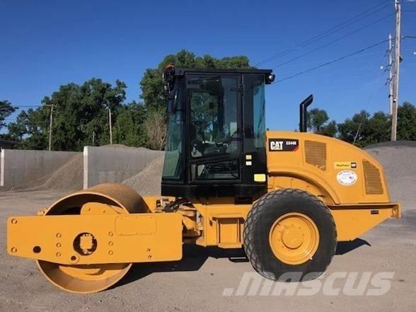 CAT CS44B Пневматични гумени  ролки

