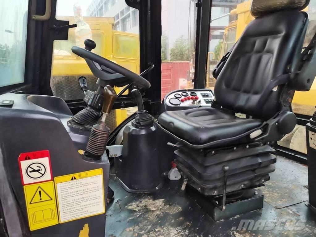 CAT 420F Товарач със заден ексватор