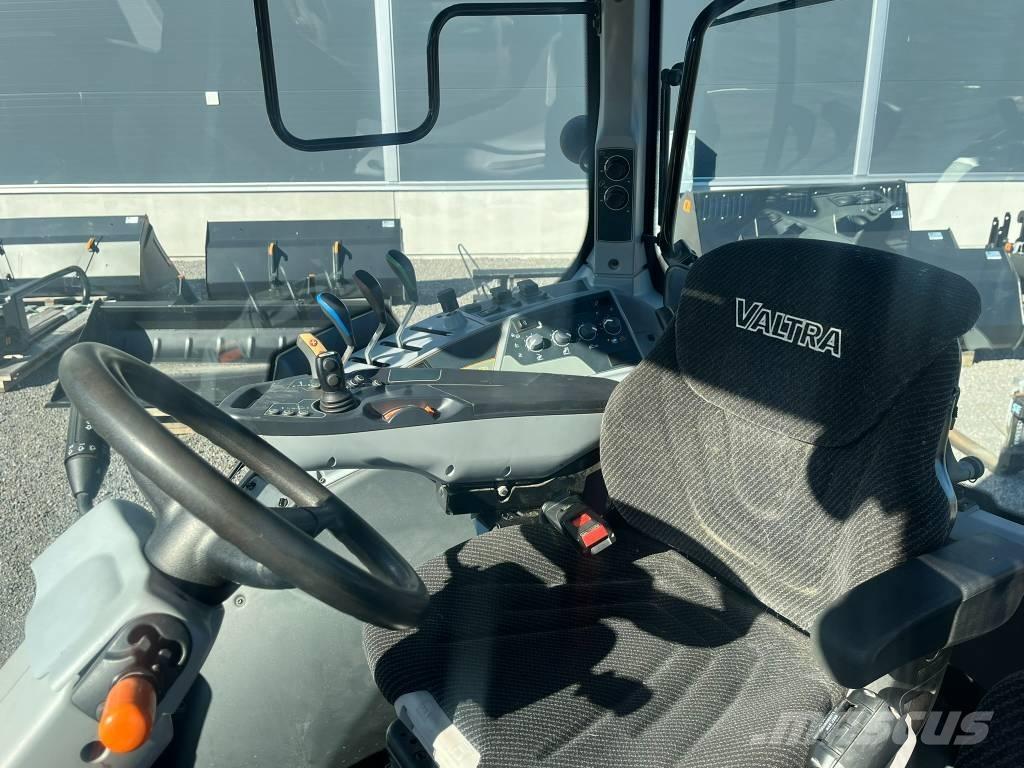 Valtra N 104 HiTech Трактори