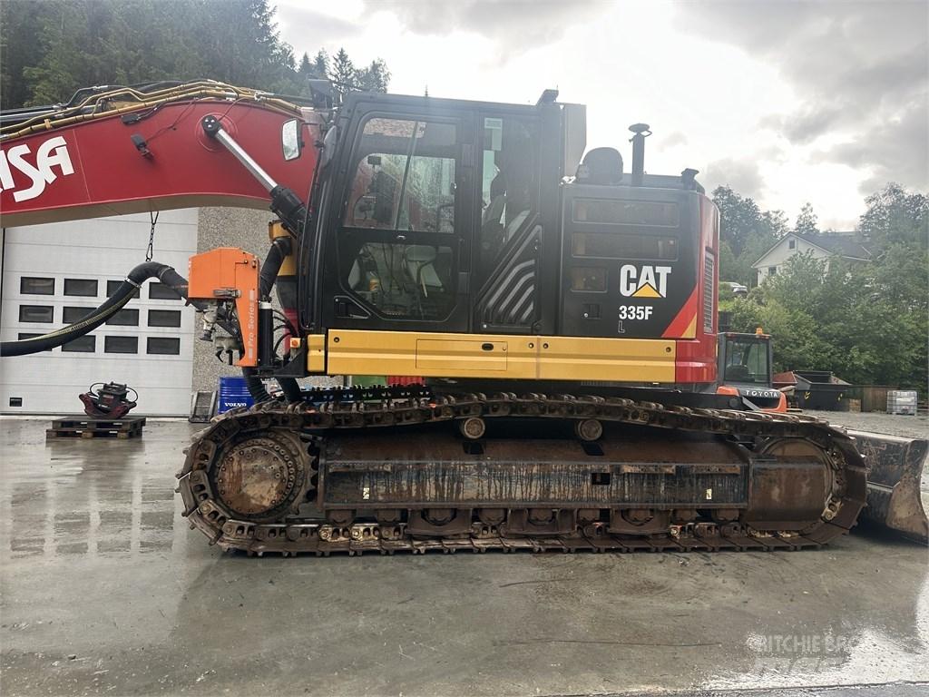 CAT 335 F L Апаратура за повърхностна редова сеидба