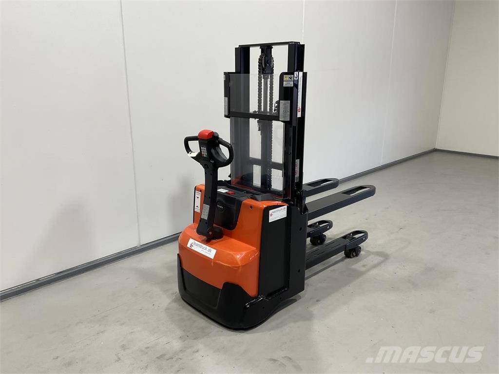 Toyota SWE200D Самоходни товарачи