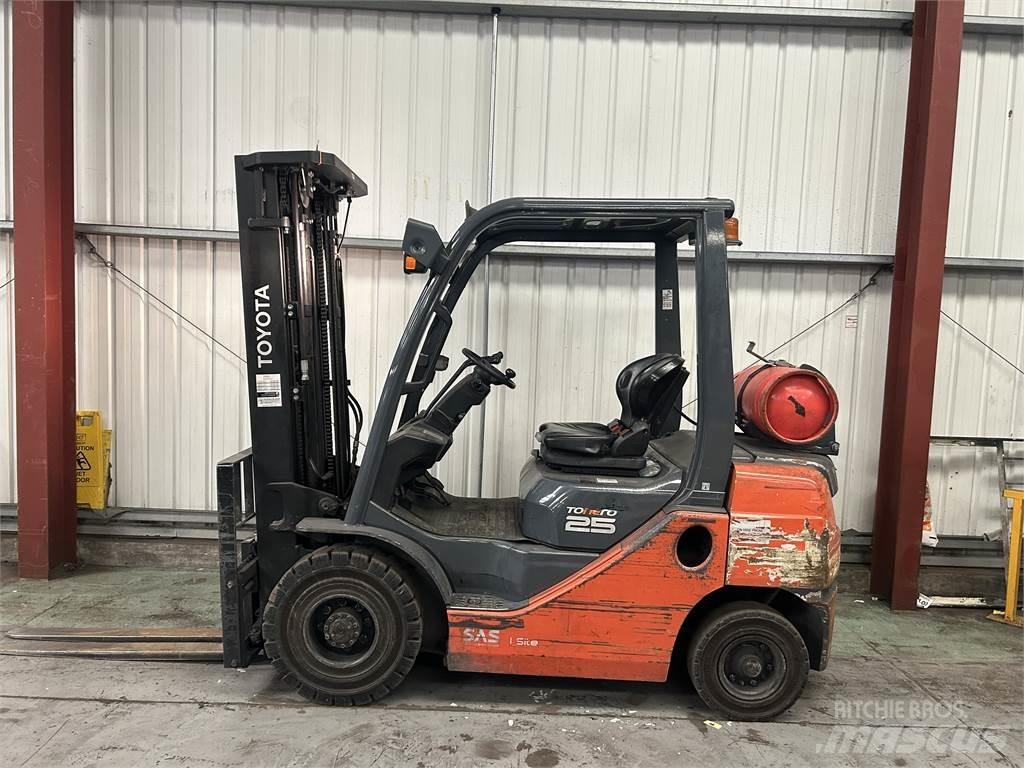 Toyota 02-8FGF25 Камиони с АГУ