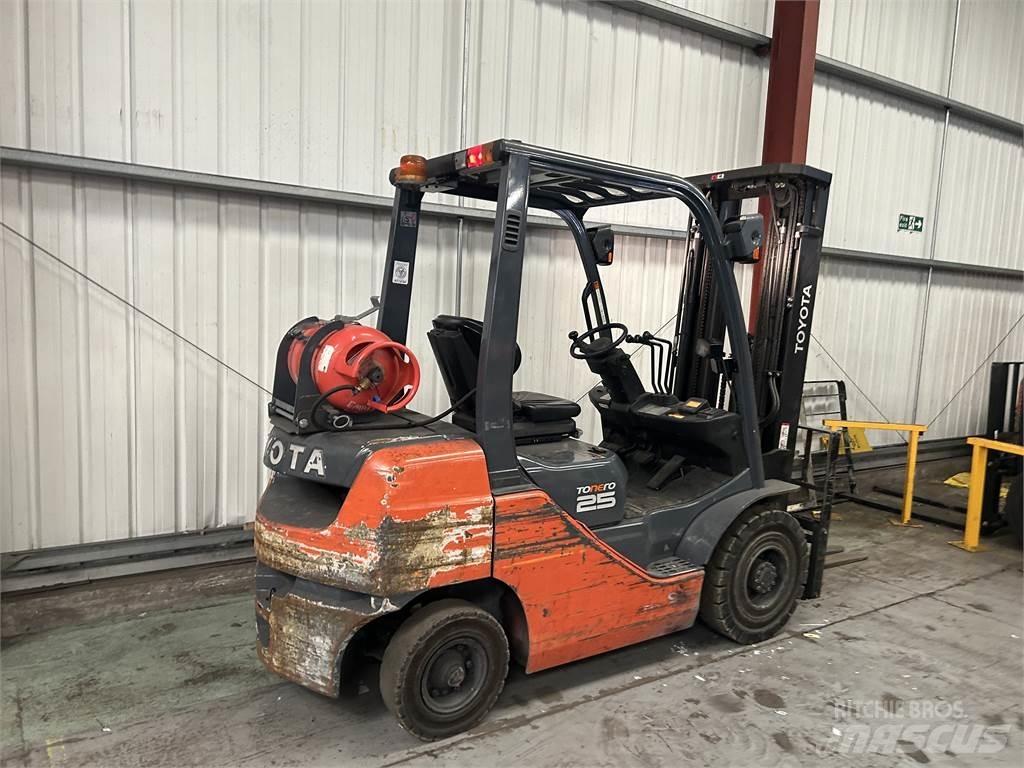 Toyota 02-8FGF25 Камиони с АГУ