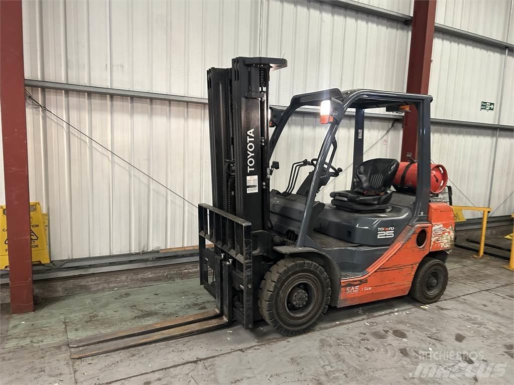 Toyota 02-8FGF25 Камиони с АГУ
