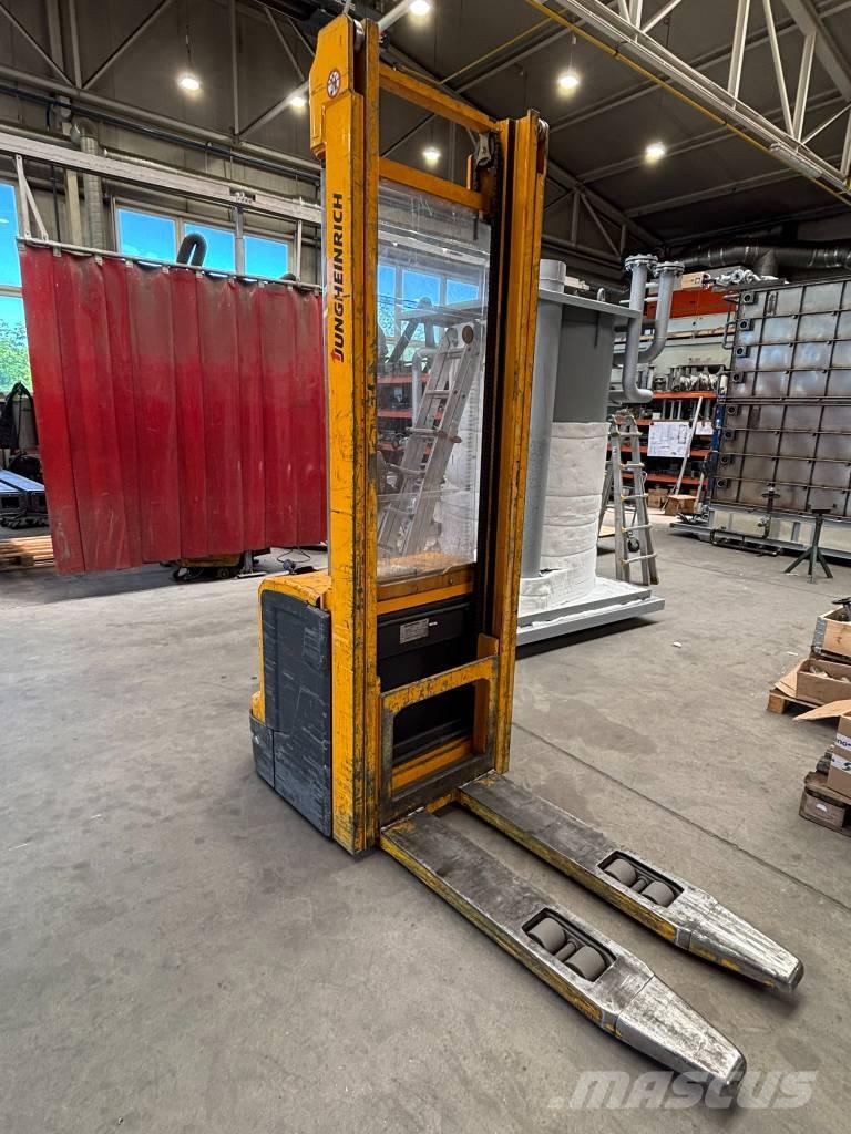 Jungheinrich EJC220 Колички високоповдигачи с теглич