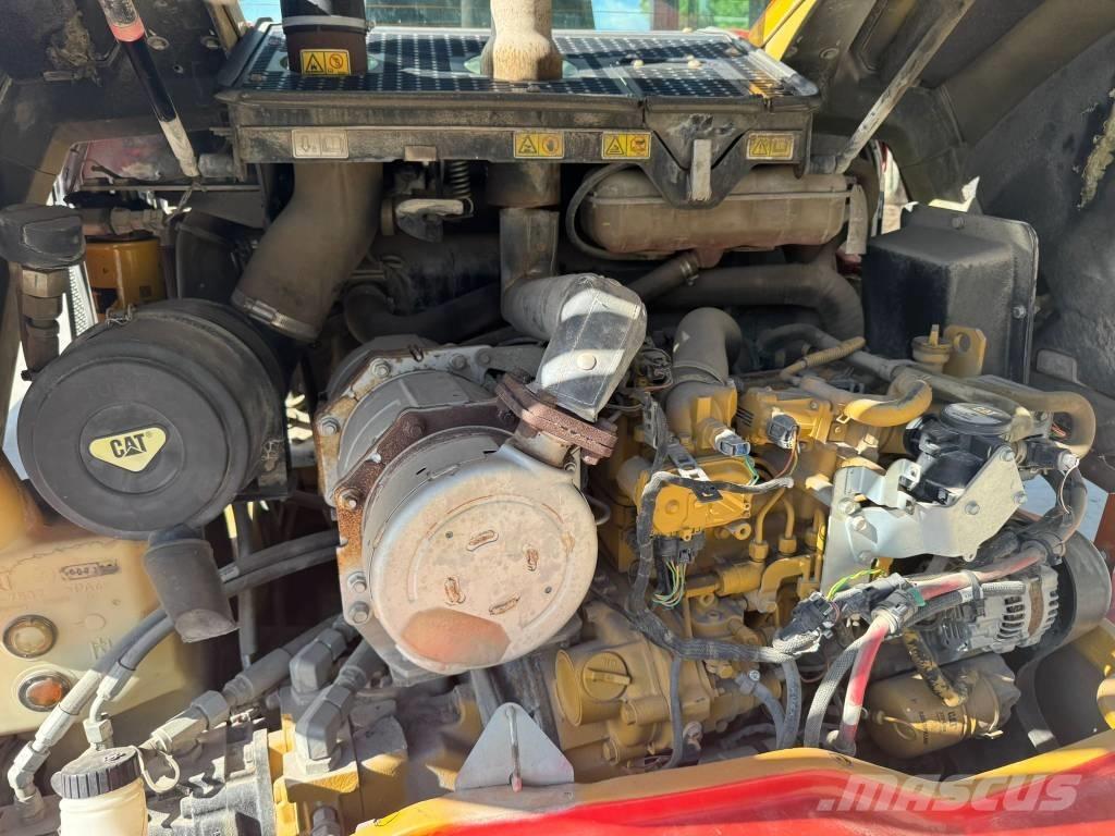 CAT 906M Колесни товарачи