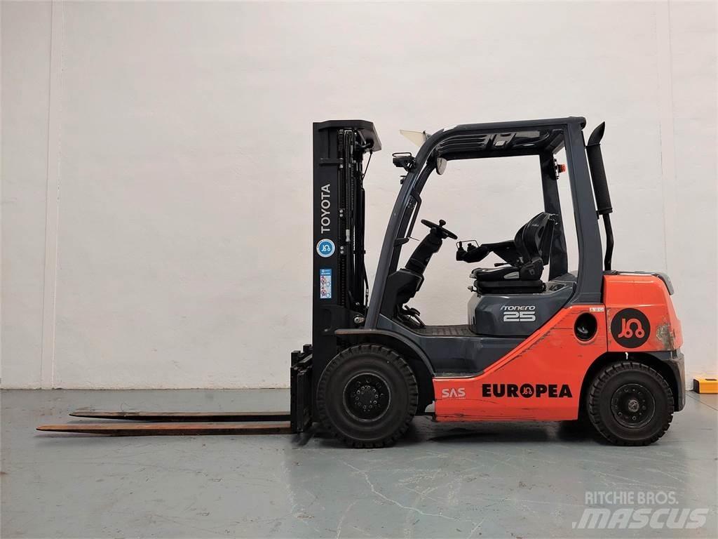 Toyota 02 8FDF25 Дизелови камиони