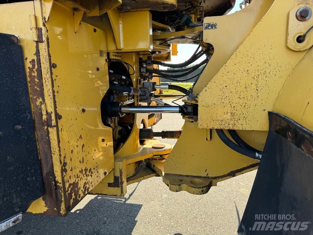 CAT 972M Колесни товарачи