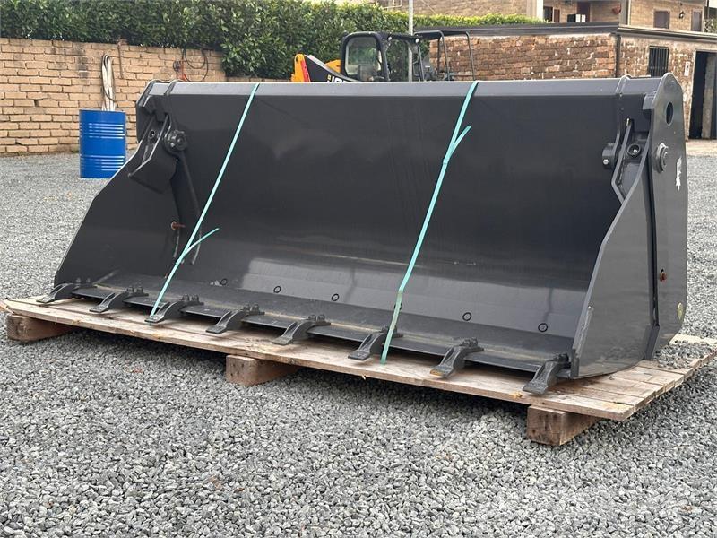 New Holland 220 Кофи