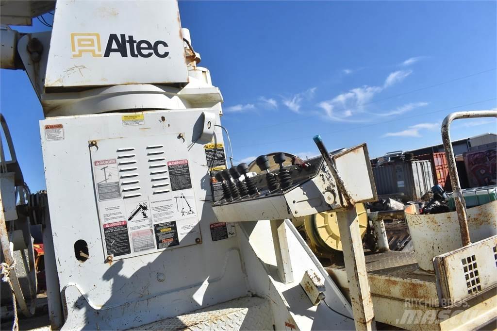 Altec D2045TR Камиони с подвижни сондажни кули