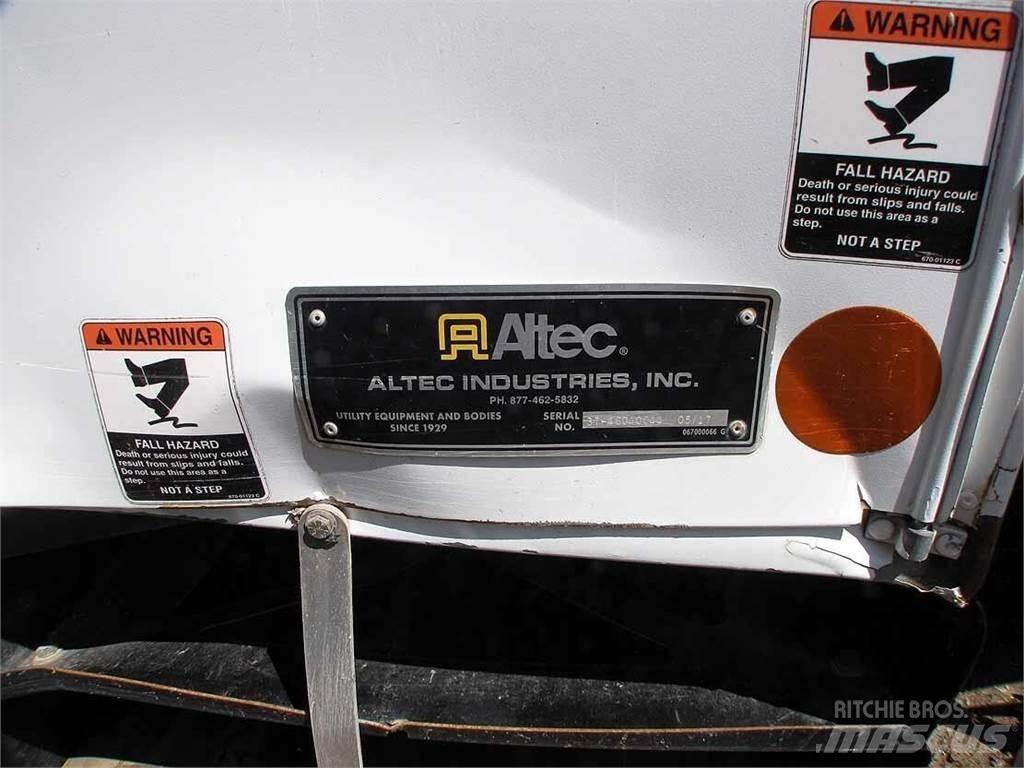 Altec DC47TR Камиони с подвижни сондажни кули