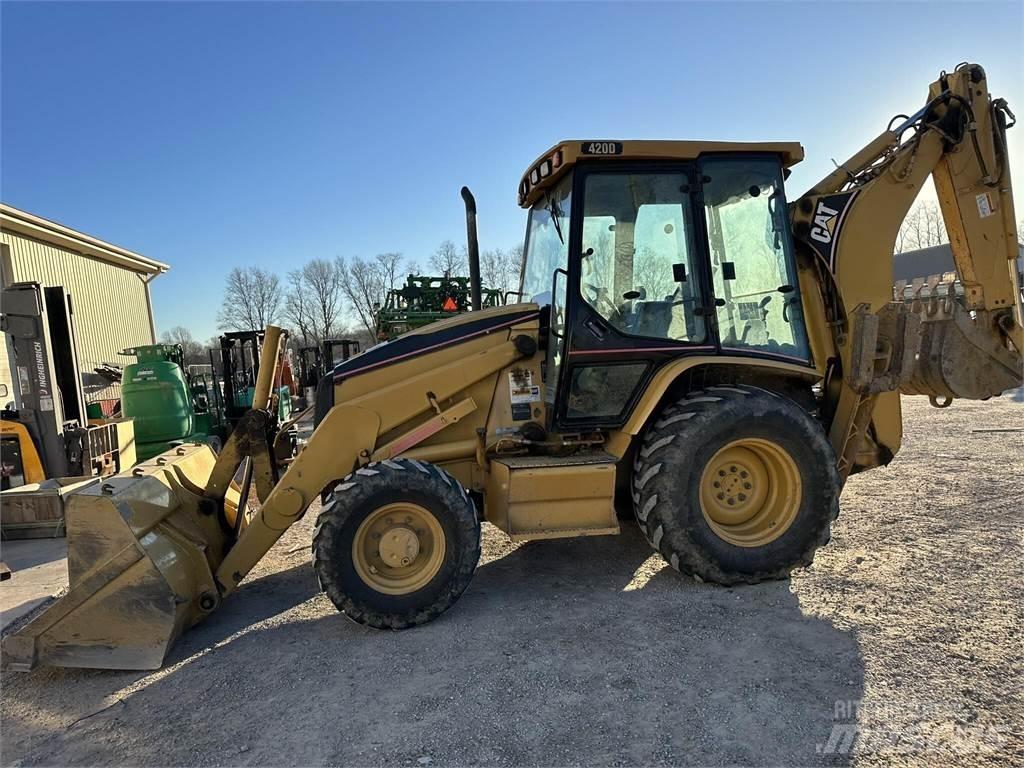 CAT 420D Товарач със заден ексватор