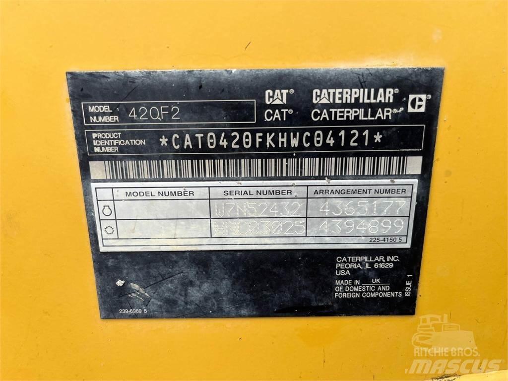 CAT 420F2 Товарач със заден ексватор