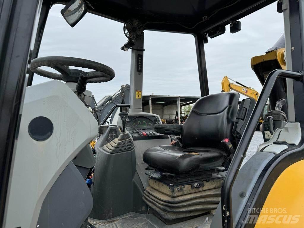 CAT 420F2 Товарач със заден ексватор