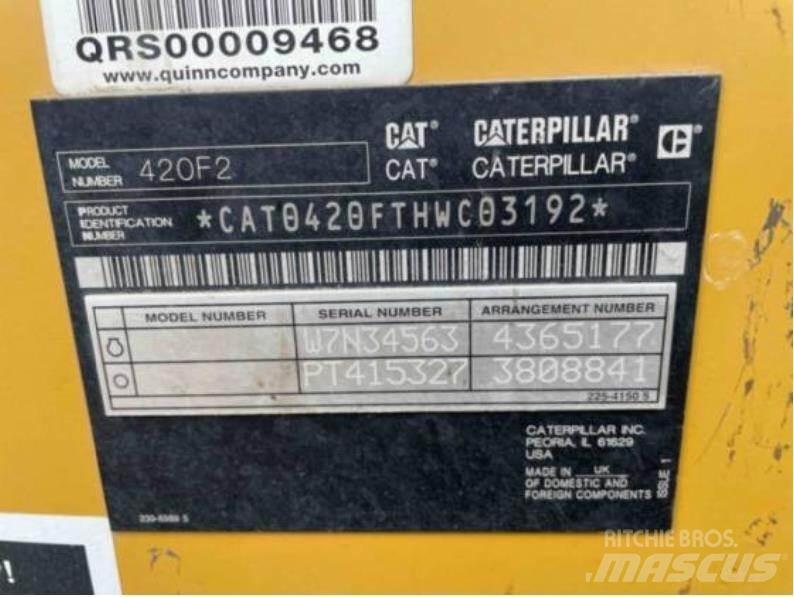 CAT 420F2 Товарач със заден ексватор