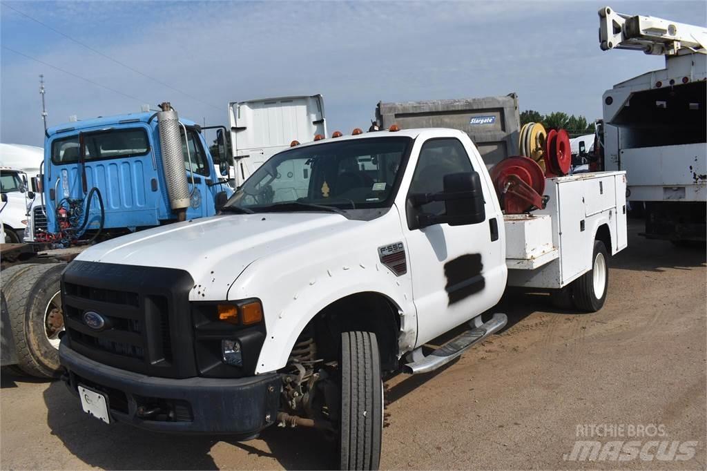Ford F550 Общински/универсални превозни средства
