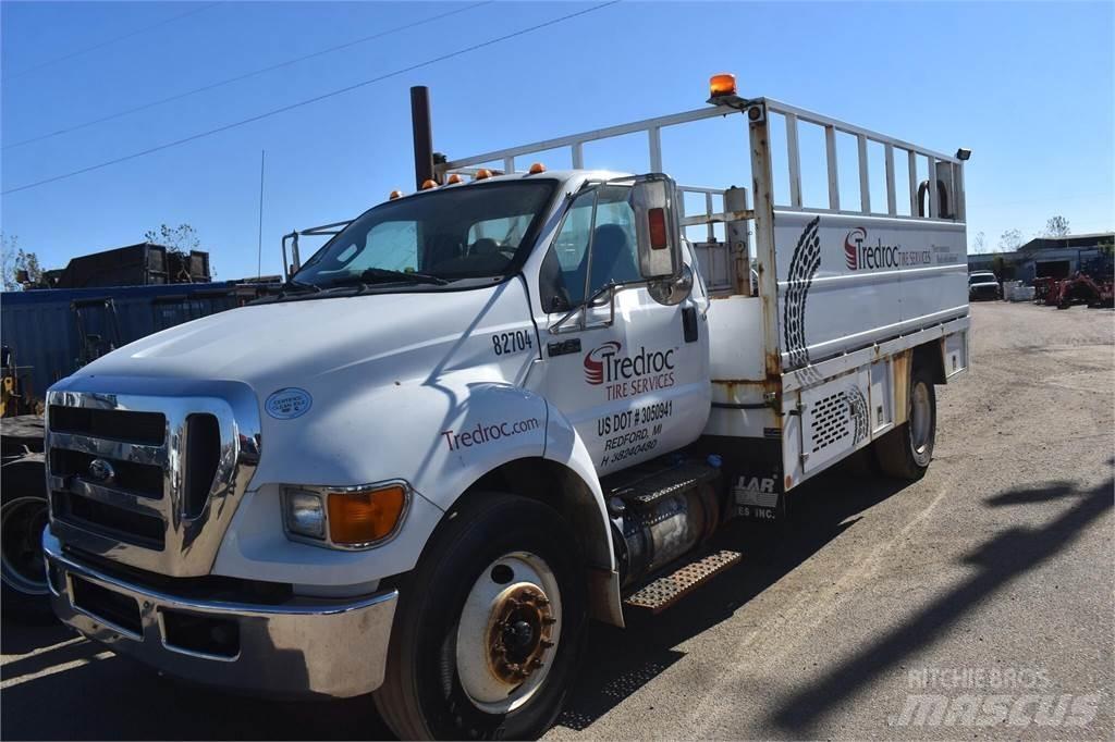 Ford F750 Общински/универсални превозни средства
