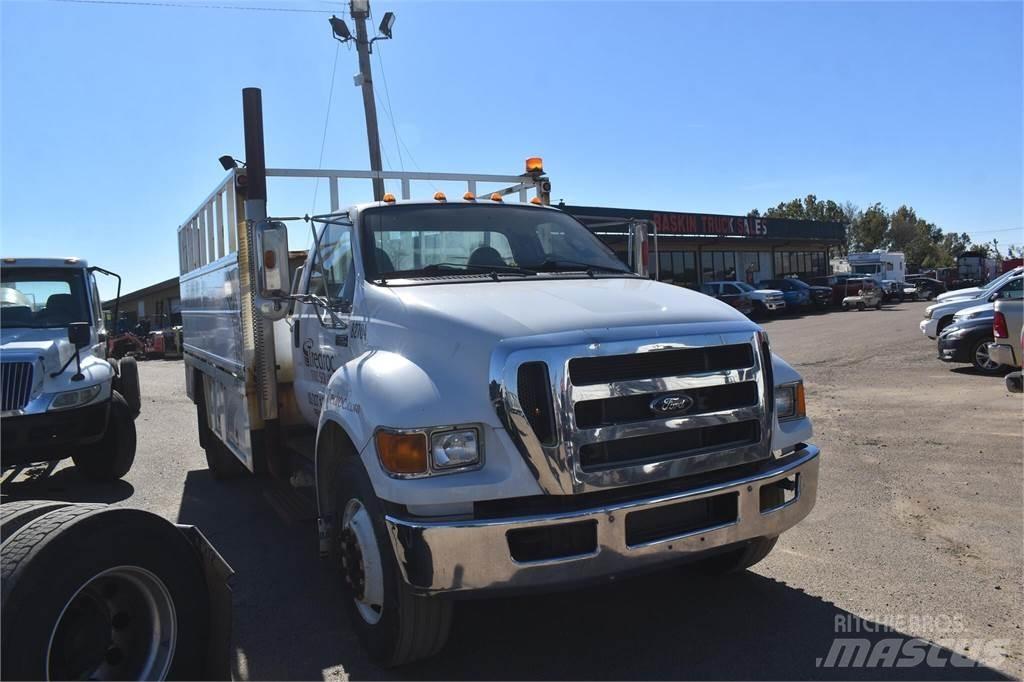 Ford F750 Общински/универсални превозни средства

