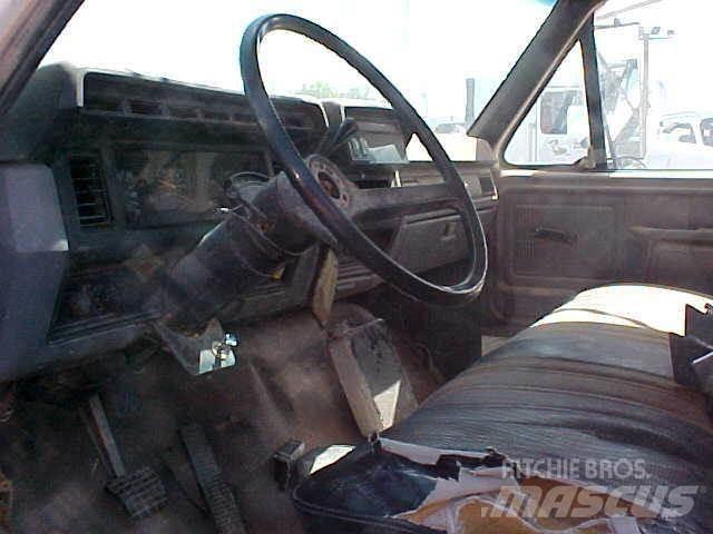 Ford F800 Общински/универсални превозни средства
