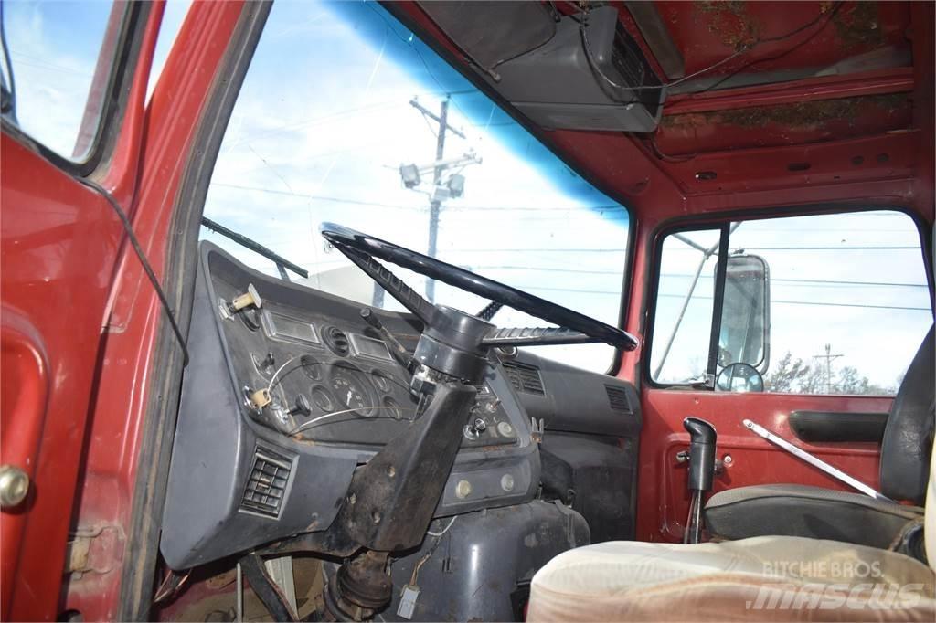 Ford L8000 Самосвал