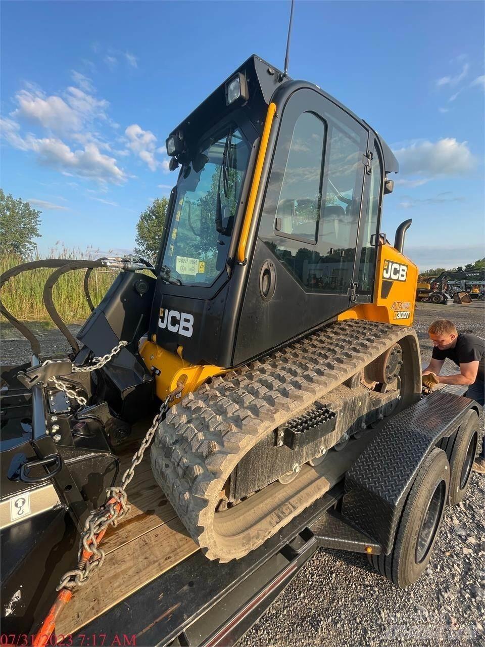 JCB 300T Мини товарачи
