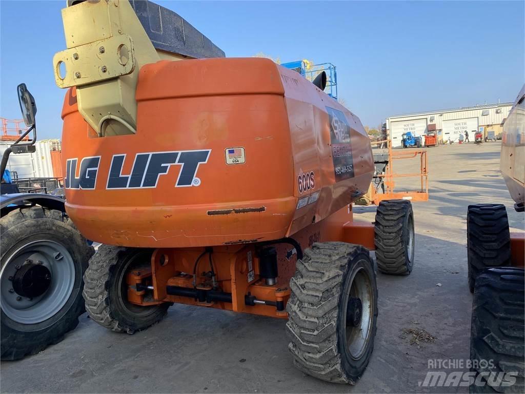 JLG 600S Телескопични повдигачи
