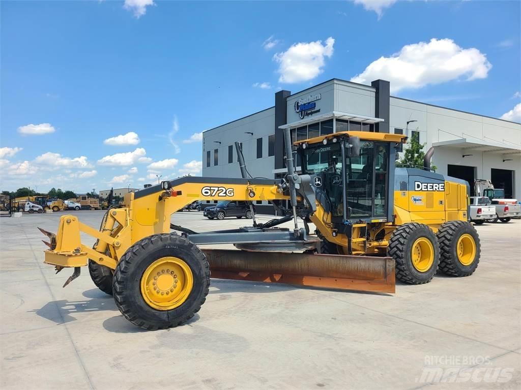 John Deere 672G Грейдери