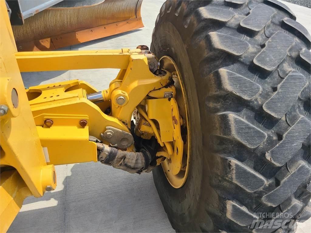 John Deere 672G Грейдери