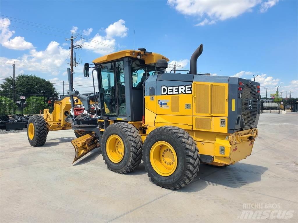 John Deere 672G Грейдери