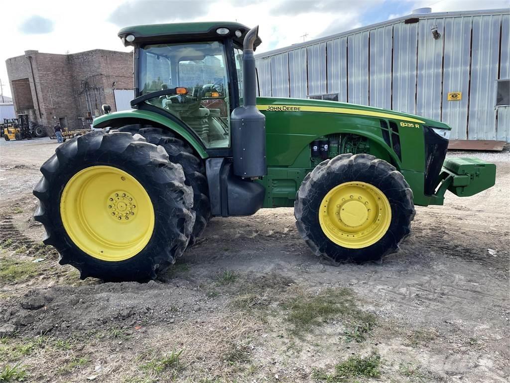John Deere 8235R Трактори