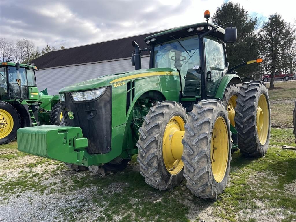 John Deere 8235R Трактори
