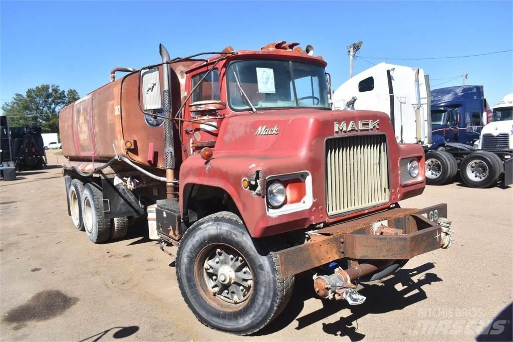 Mack DM685S Цистерна