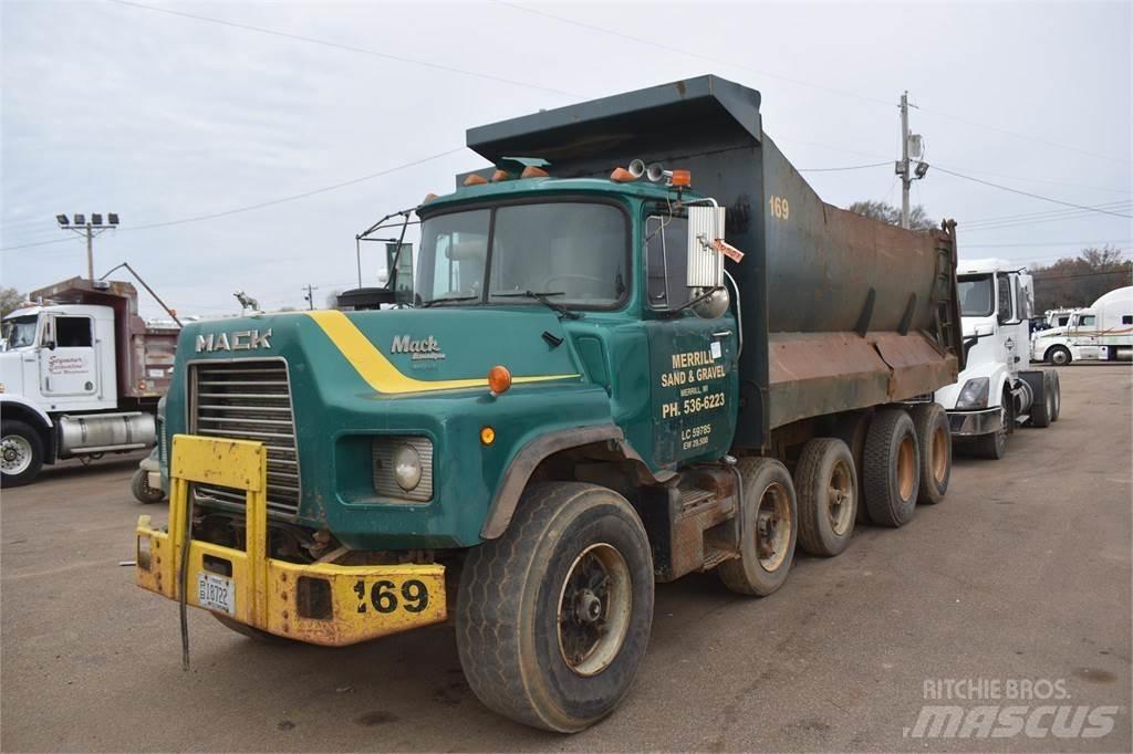 Mack DM688 Самосвал