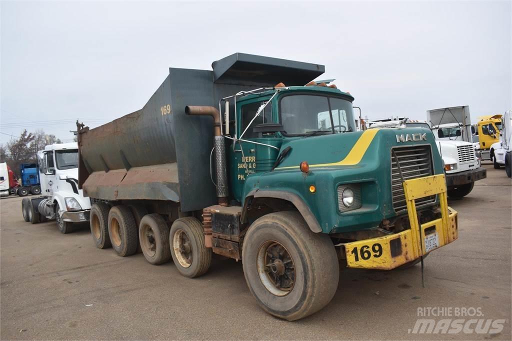 Mack DM688 Самосвал