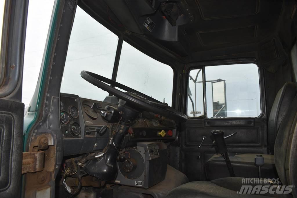 Mack DM688 Самосвал
