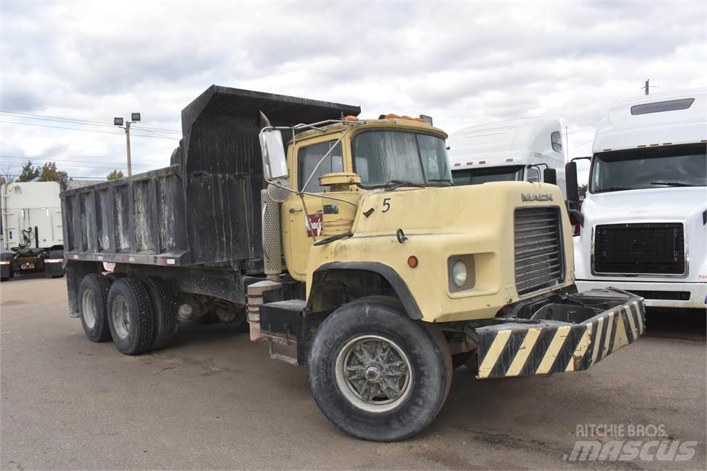 Mack DM690S Самосвал