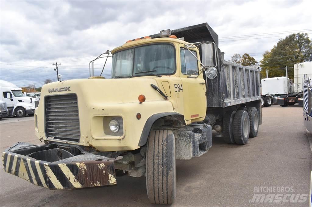 Mack DM690S Самосвал