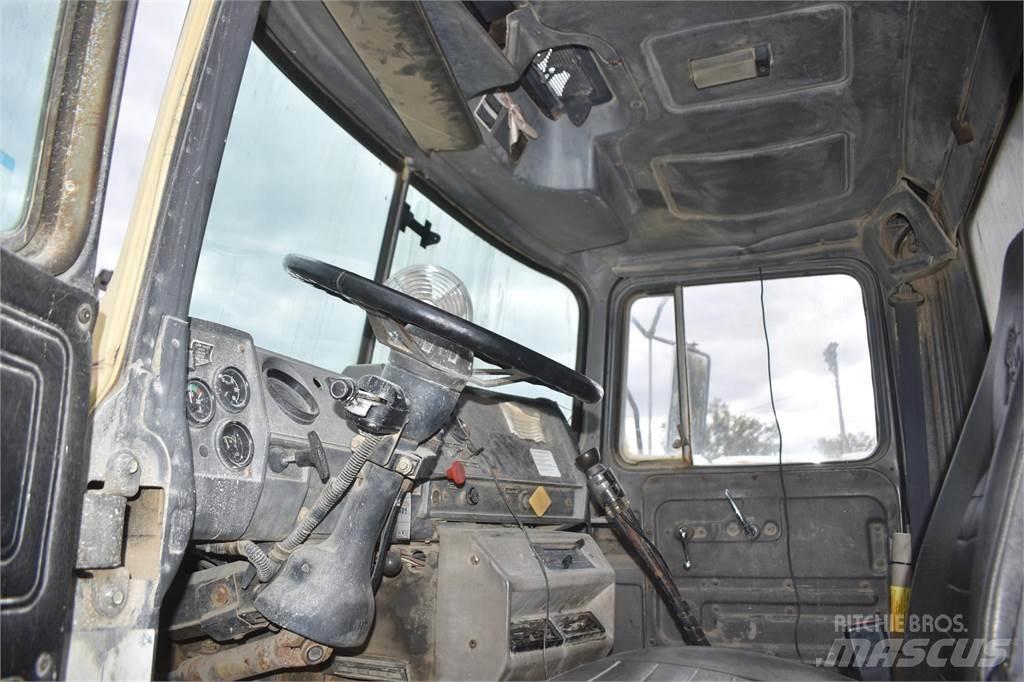 Mack DM690S Самосвал