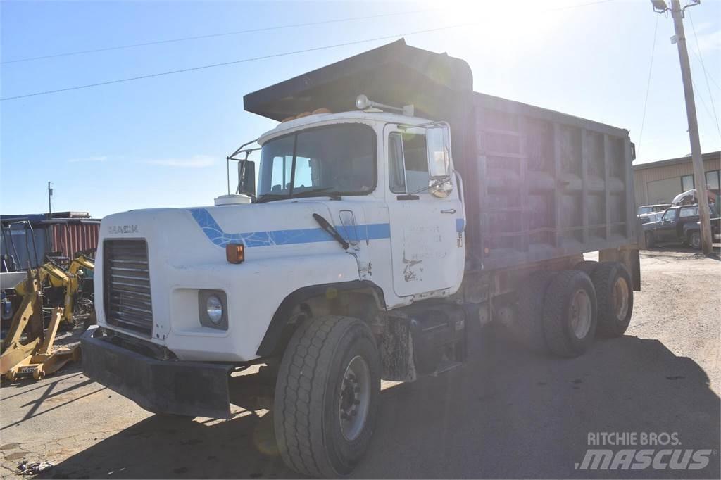 Mack DM690S Самосвал
