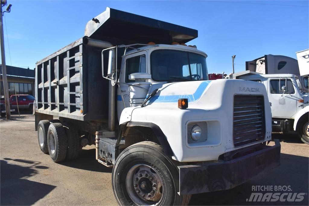 Mack DM690S Самосвал