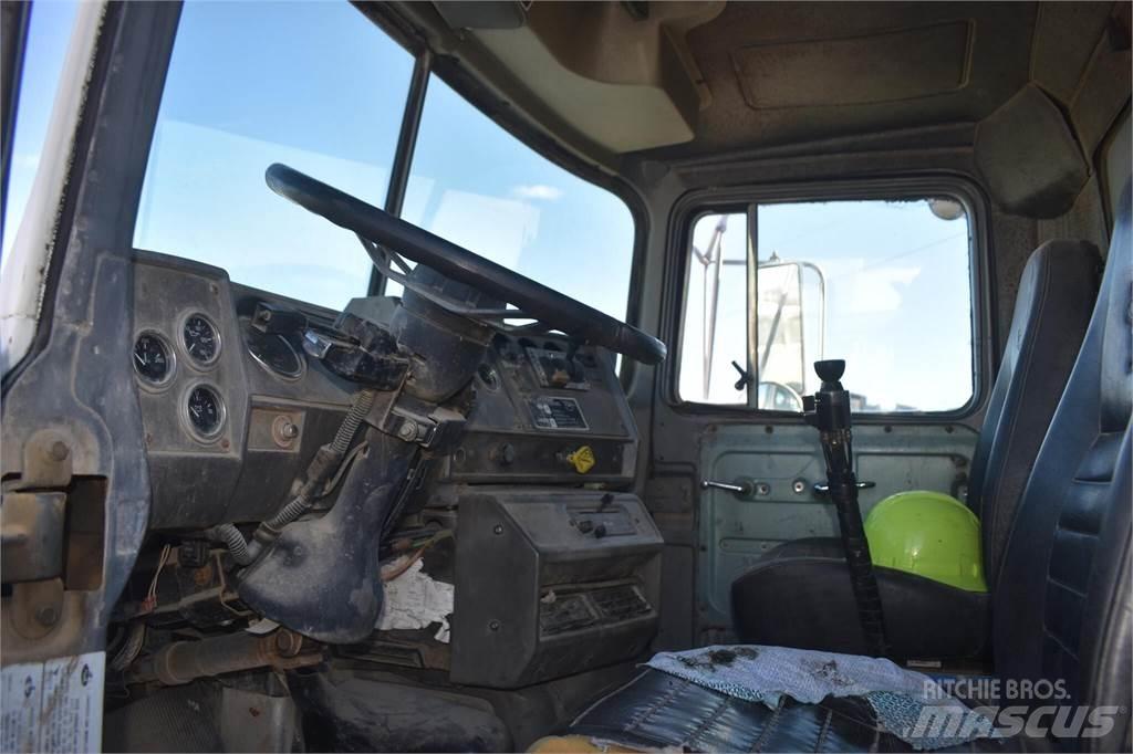 Mack DM690S Самосвал