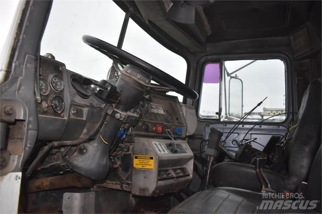Mack RD688S Автокранове