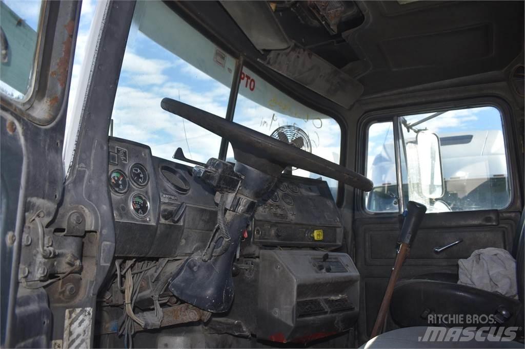 Mack RD688S Самосвал